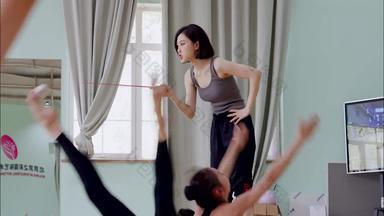 老师给学生上体操课紧身连衣裤法辨认的学习宣传视频