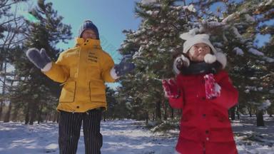 快乐儿童雪景寒冷的横屏白昼短片