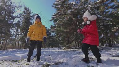 快乐儿童打雪仗有趣的儿童男孩视频