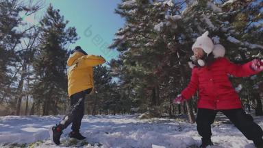 快乐儿童打雪仗相伴健康生活方式自然清晰实拍