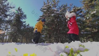 快乐儿童雪景冬天扔实拍素材