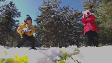 快乐儿童打雪仗冬天休闲自然影片