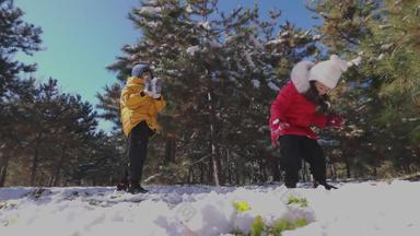 快乐儿童打雪仗嬉戏的乐趣短片