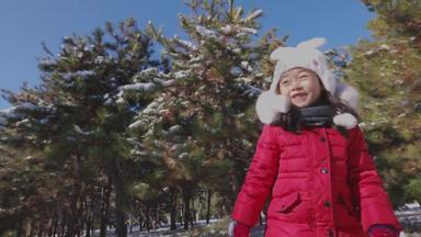 快乐女孩在雪地里玩耍帽子休闲活动高清实拍