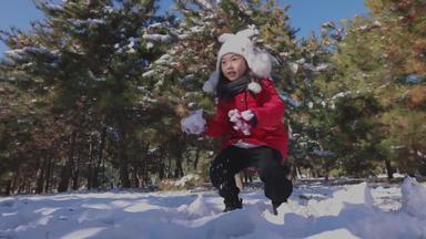 快乐女孩在雪地里玩耍天真宣传片