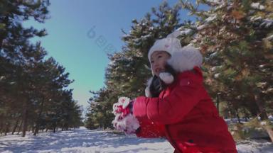 快乐女孩在雪地里玩耍快乐横屏