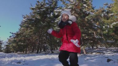 快乐女孩在雪地里玩耍厚衣服实拍素材
