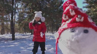 快乐女孩在雪地里玩耍和谐清晰视频
