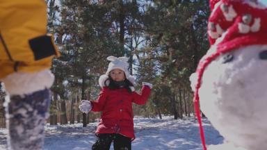 快乐儿童打雪仗欢乐影视亲情实拍素材