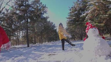 快乐儿童打雪仗寒冷的自然温馨实拍