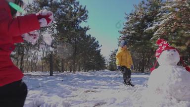 快乐儿童雪景嬉戏的树林视频
