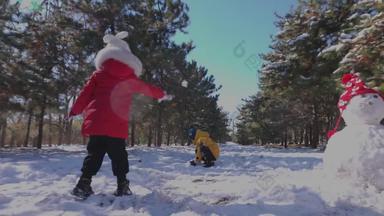 快乐儿童雪景健康生活方式童年画面