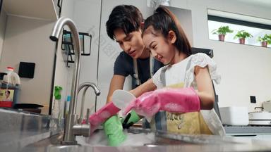 年轻爸爸教女儿刷锅家庭健康生活方式宣传片