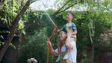 快乐<strong>父子</strong>在院子里浇水可爱的实拍素材