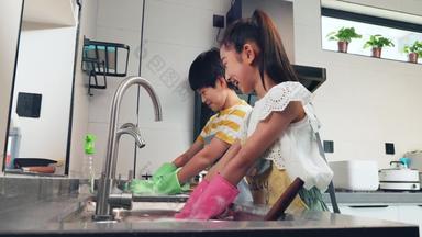 快乐儿童刷碗微笑的手套影像