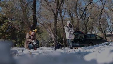 幸福情侣在雪地里玩耍汽车忧虑素材
