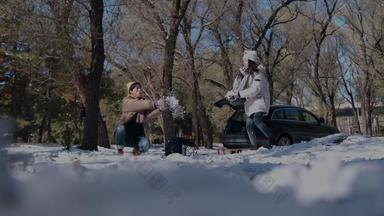 幸福情侣在雪地里玩耍朋友享乐视频
