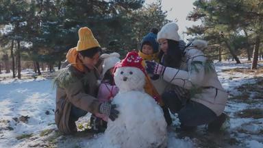 快乐家庭堆雪人四个水平构图素材