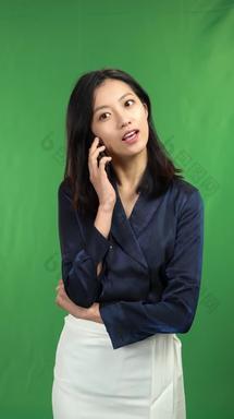 打电话的年轻商务女性能力绿色背景视频