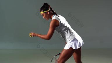 青年锻炼网球拍画面