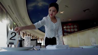 酒店服务员整理<strong>餐具</strong>玻璃杯视频