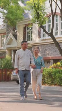 老年夫妇城市生活休闲装表现积极