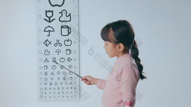 小女孩视力测验视力表视频
