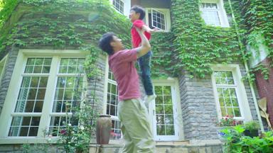 快乐的父子在院子里玩耍独生子家庭表现积极视频素材