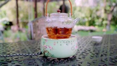 沸腾的养生茶壶茶杯视频