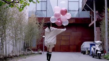 女孩拿着<strong>气球</strong>的背影可爱的高清视频