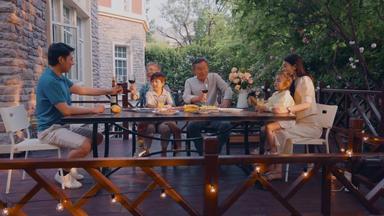 快乐大家庭在庭院里用餐户外亲情优质实拍