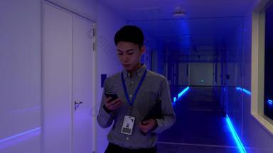 年轻技术员在走廊里打电话云存储物联网<strong>宣传片视频</strong>