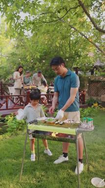 一家人在庭院里聚餐六个城市生活拍摄