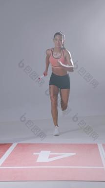 女运动员接力赛跑竞争清晰视频