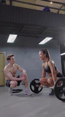 青年女士健身房运动服视频
