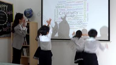 英语老师给学生上课投影屏幕高清视频