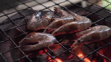 虾烧烤传统的炉子泰国海鲜菜单美味的味道泰国街食物菜单燃烧木炭热火焰下面热菜单好野餐时间