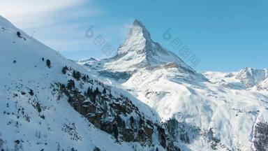 马特洪峰山冬天一天瑞士阿尔卑斯山脉瑞士雪空中视图媒介拍摄无人机苍蝇向后