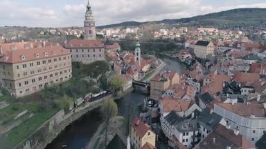 缩放状态城堡酒庄英语克鲁姆洛夫捷克共和国无人机视频