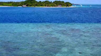 阳光明媚的自然完美的海岸海滩旅行阿卡蓝色的海白色桑迪背景日出