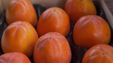 飞盒子新鲜的成熟的柿子充满活力的<strong>橙色</strong>颜色