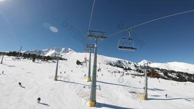 观点滑雪电梯遥远的雪覆盖山很多滑雪者坡