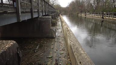 塑料碎片锁运河湖生态新鲜的水第四臂美国