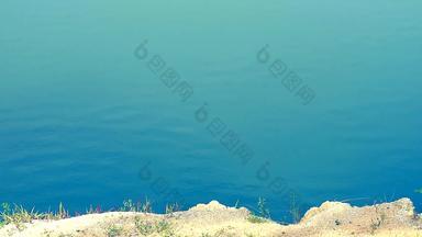 蓝色的颜色波水表面湖
