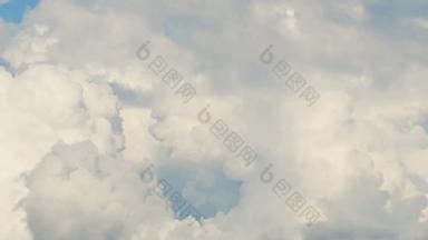 间隔拍摄运动视频镜头白色蓬松的毛茸茸的积云云滚动飞行通过快移动蓝色的天空多云的夏天一天好自然背景