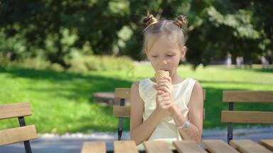 女孩吃冰淇淋在户外夏天户外咖啡馆可爱的孩子享受真正的意大利意式冰激凌