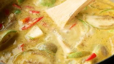 特写镜头烹饪鸡绿色咖喱锅当地的泰国食物