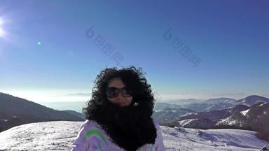 快乐女性面对相机享受冬天一天雪景观高山峰呃稳定摄像头股票视频