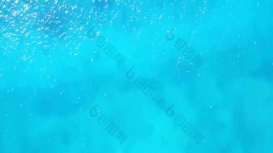 空中无人机海景宁静的海岸线海滩旅行阿卡蓝色的环礁湖白色沙子背景