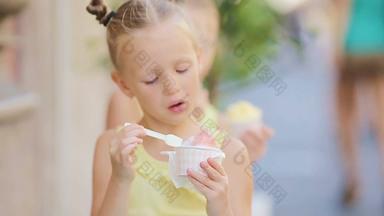 可爱的女孩吃冰淇淋在户外夏天可爱的孩子们享受真正的意大利意式冰激凌gelateria罗马
